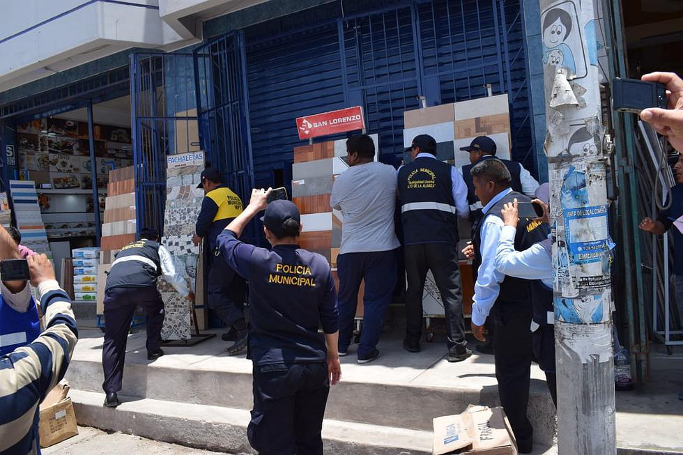 Decomisan letreros publicitarios y mercadería que obstruían vías para los peatones