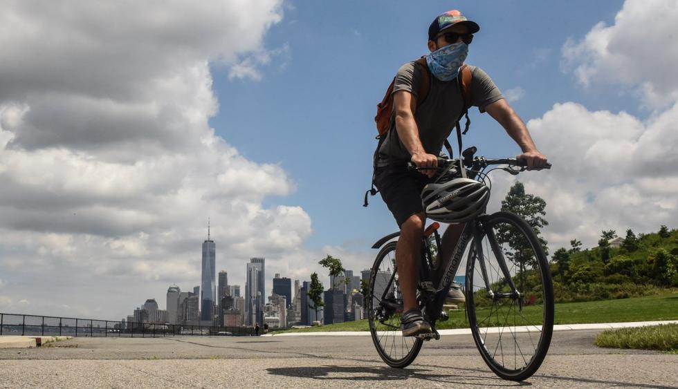 Una persona monta una bicicleta en Governors Island el 15 de julio de 2020 en la ciudad de Nueva York (Estados Unidos). (Stephanie Keith/Getty Images/AFP).