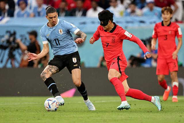 Por el grupo H, las selecciones de Uruguay y Corea del Sur, empataron sin abrir el marcador en un partido donde las dos escuadras trataron más de proteger su arco, que anotar en el contrario. En la imagen se aprecia a Darwin Núñez disputando el balón con el asiático Heung Min-Son.