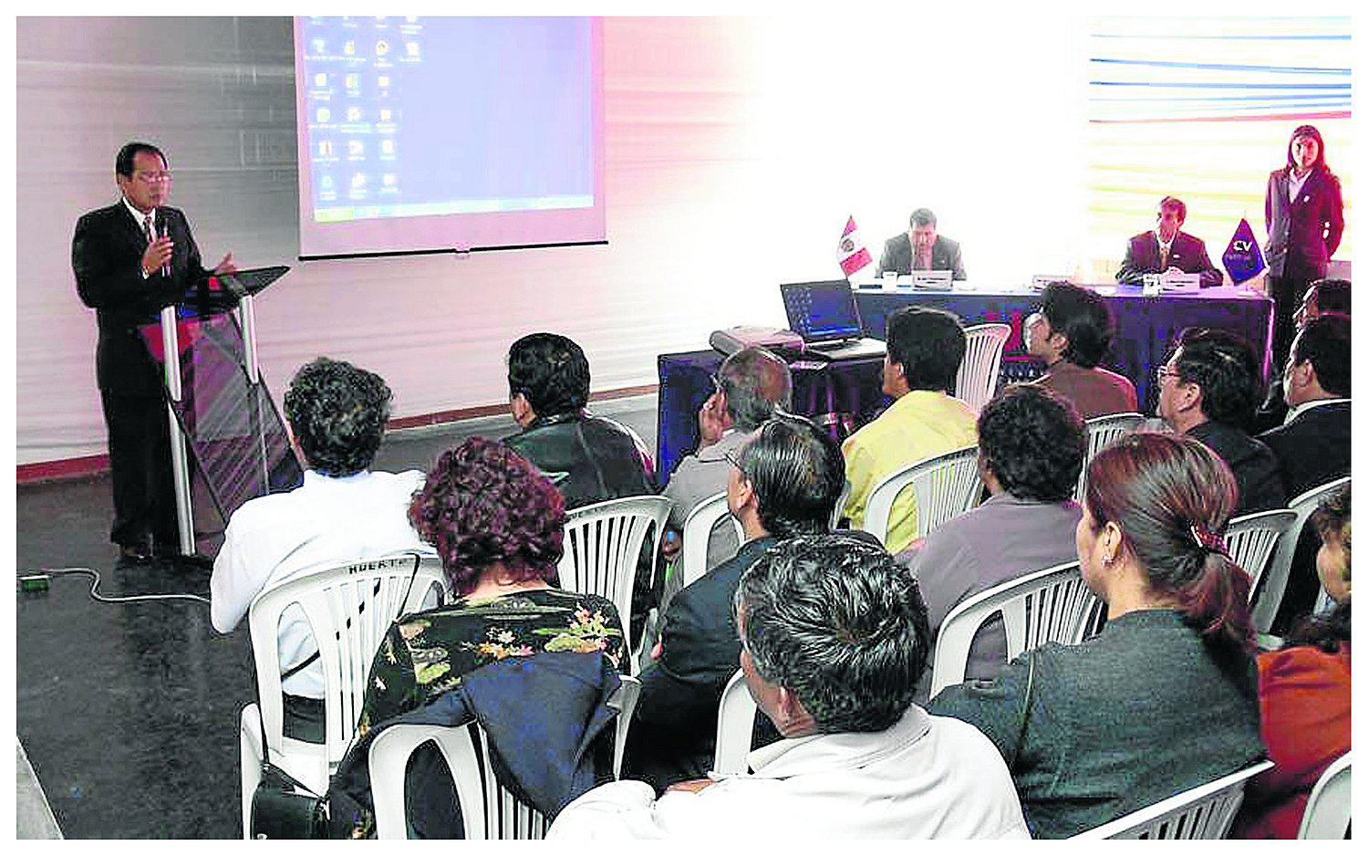 Capacitan a los docentes sobre el Currículo Nacional