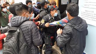 Policías y universitarios se enfrentan en la entrada del local de la Universidad Nacional de Huancavelica