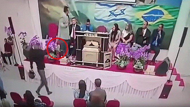Sujeto dispara a pastor evangélico durante culto y feligreses lo capturan (VIDEO)