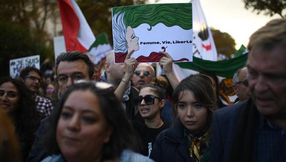 La gente participa en una manifestación en apoyo de los manifestantes iraníes en París, el 25 de septiembre de 2022. (Foto de Christophe ARCHAMBAULT / AFP)