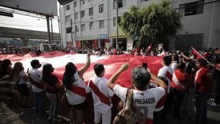 Perú vs Uruguay: empresarios de Gamarra de rojo y blanco en banderazo para apoyar a la selección peruana (FOTOS)