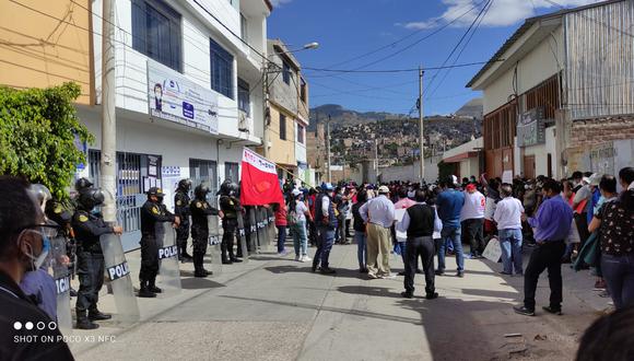 Manifestantes llegaron hasta las puertas de la ODPE Huamanga