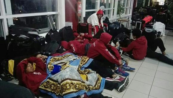 Quejas porque hicieron dormir a seleccionados en el aeropuerto