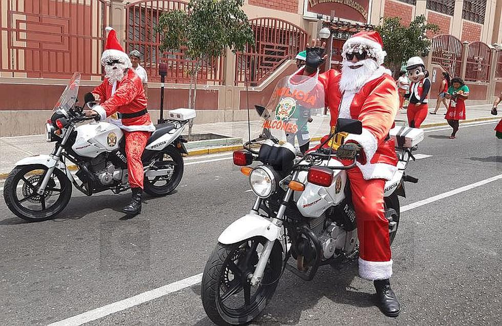 Policía se viste de Papá Noel en Tacna