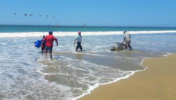 Un joven se ahoga cuando se bañaba junto a su abuelo en playa Chulliyachi. Una enorme ola lo arrastra y se lo “traga” el mar.