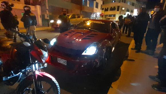 Policía choca primero con un auto y luego con una motocicleta y una familia resulta herida