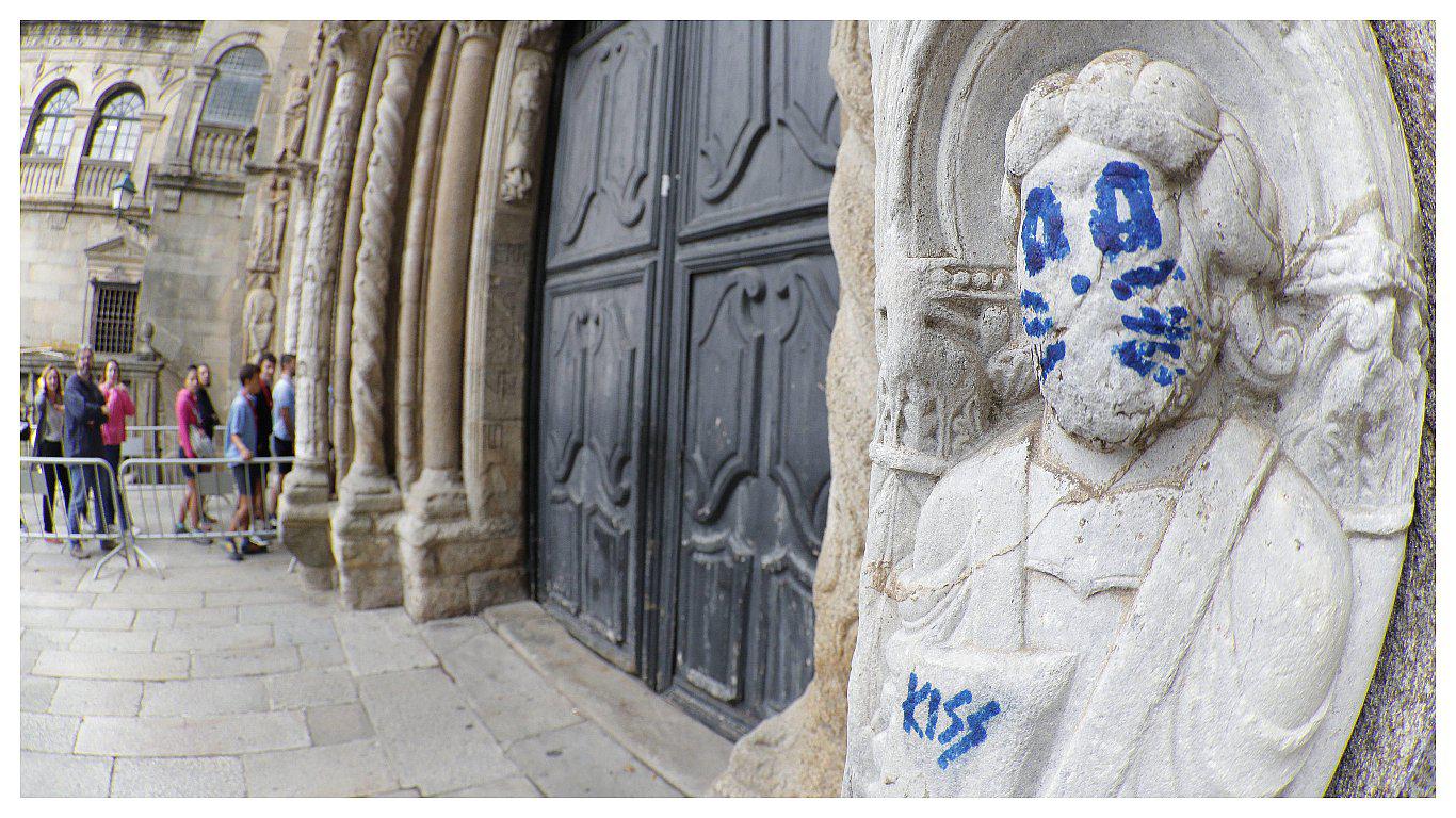 ​Catedral declarada Patrimonio de la Humanidad aparece con pintas de Kiss (FOTOS)