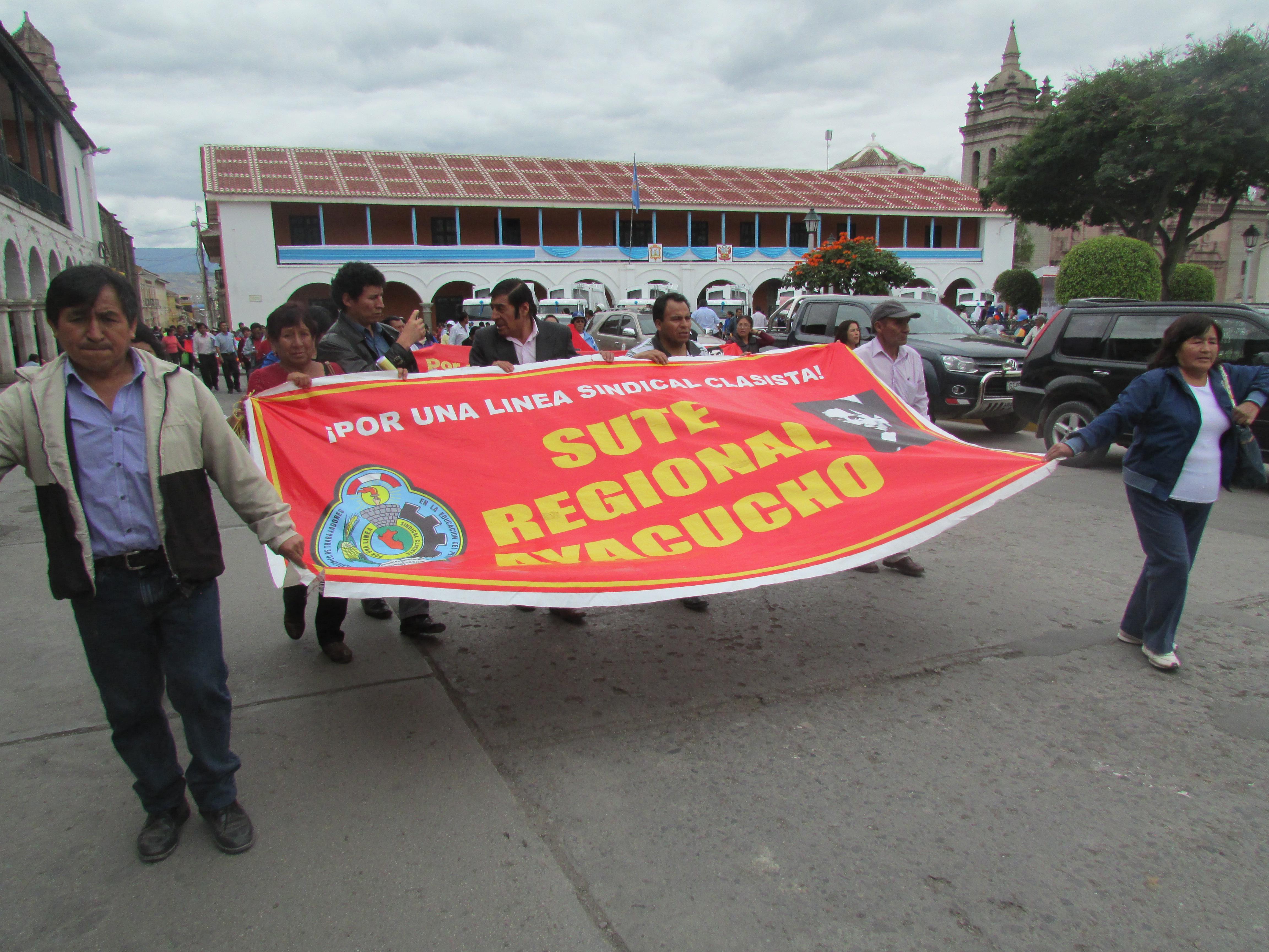 Docentes ayacuchanos levantan medida de fuerza luego de 27 días