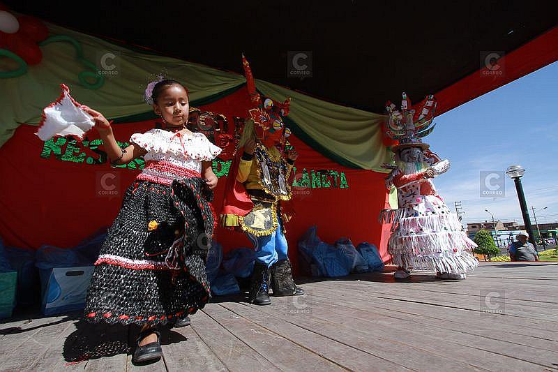 Escolares convierten basura en trajes de fiesta y otros objetos (VIDEO)