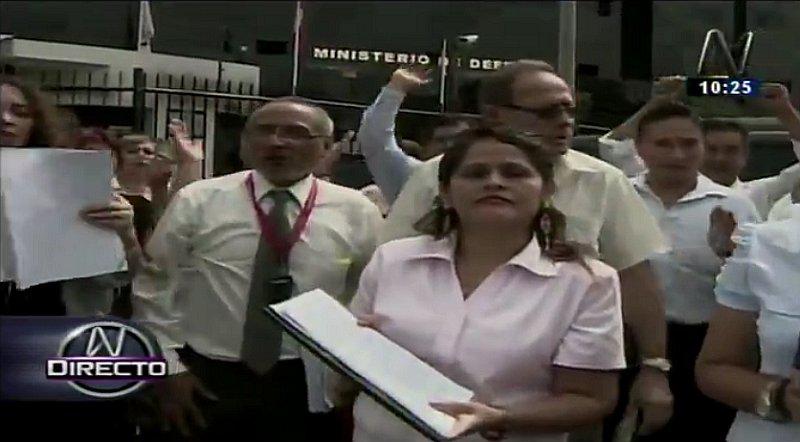 ​Mindef: gremio de trabajadores realiza plantón para exigir salida de secretaria general