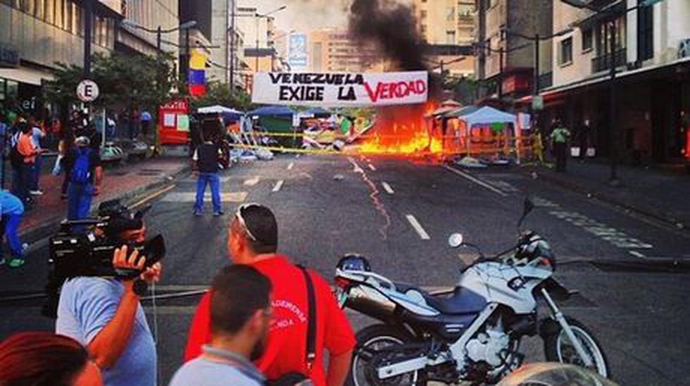 Queman lugar de protesta estudiantil en Caracas tras muerte de Chávez