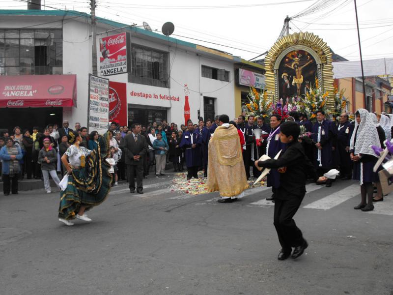El Señor de los Milagros bendice al pueblo de Mollendo