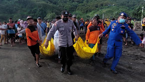Miembros indonesios de un equipo de búsqueda y rescate evacuan cadáveres durante una operación de búsqueda luego de un accidente ritual en la playa que mató a diez personas en Jember, Java Oriental. (Foto: SEBASTIAN REVAN JUNARDI / AFP)