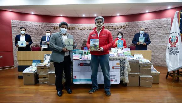 Ministro de Cultura entregó libros y mobiliarios a los alcaldes de los municipios de Pocollay y Ciudad Nueva