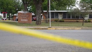 EE.UU.: “Tenemos más tiroteos masivos que días del año”, dice senador tras muerte de escolares en Texas