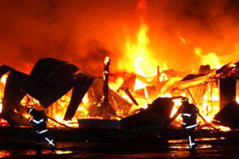 Incendio destruye 700 puestos
 en mercado de Concepción