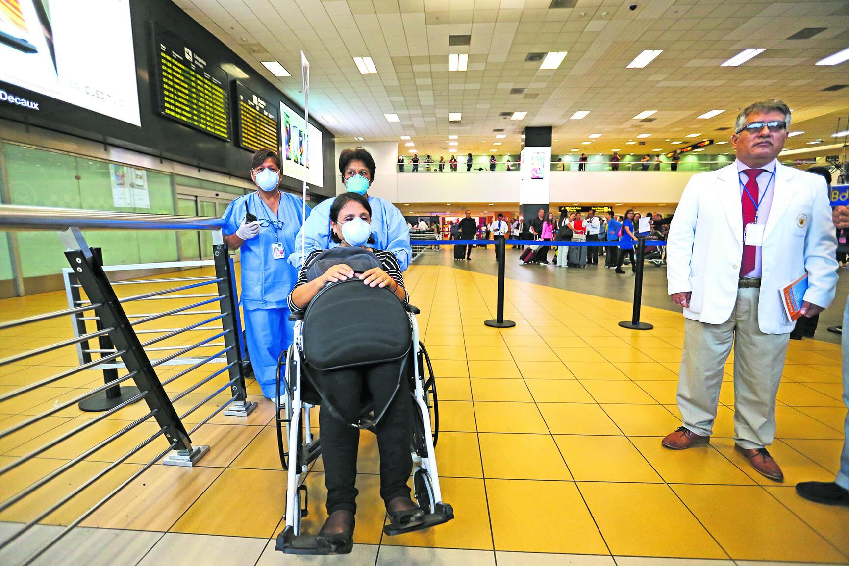 En el caso de los huéspedes que provengan de países con antecedentes epidemiológicos tales como Italia, España, Francia y China, deben sujetarse a un período de aislamiento domiciliario por 14 días