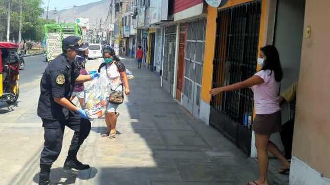 La entrega de estos productos alimenticios, donados por la empresa privada, se realizó a las familias de agentes de diversas comisarías y de las unidades especializadas de la Policía Nacional en Lima. (Foto Mininter)