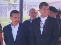 Correa rompe el protocolo para hablar con la prensa