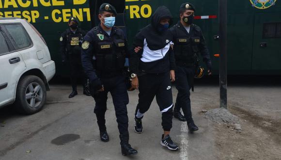 Los detenidos en la fiesta de la discoteca Thomas Restobar fueron llevados a una dependencia policial. (Foto: Alessandro Currarino/GEC)