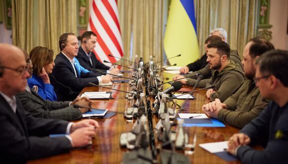 Una foto muestra al presidente de Ucrania, Volodimir Zelenski (C-R), y a la presidenta de la Cámara de Representantes de EE. UU., Nancy Pelosi (C-L), posando para una foto con miembros de las delegaciones durante su reunión en Kiev. (Foto: STRINGER / UKRAINIAN PRESIDENTIAL PRESS SERVICE / AFP)