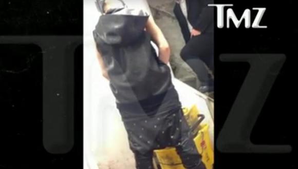 Justin Beiber fue captado orinando en la cocina de un bar (VIDEO)