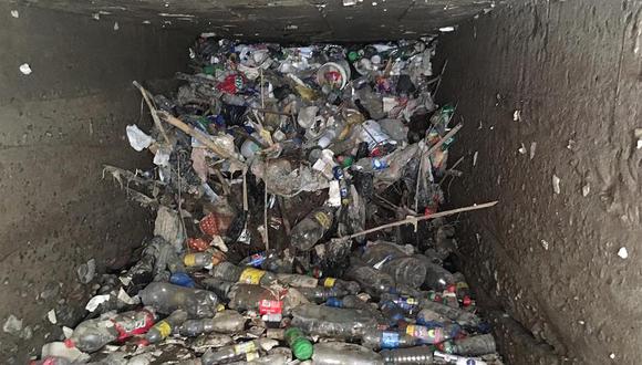 Alerta por cúmulos de basura en canalización  rural en Chincha