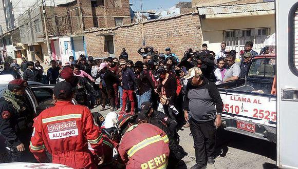 ​Cinco se salvan tras choque de dos autos en céntrica calle de El Tambo