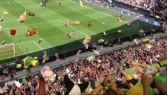VIDEOS: Hinchas se “atacan” con peluches en un estadio 