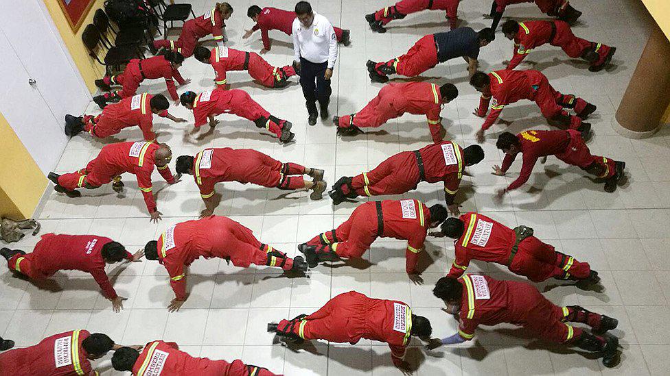 Bomberos de Moquegua entrenan para afrontar un posible terremoto