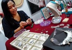 Talentosa cataquense elabora artesanía en joyas con hilos de plata