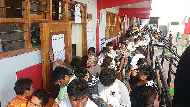 Elecciones 2016: Electores se impacientan por gran cantidad de colas en locales de votación