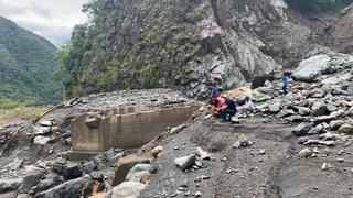 Reportan bloqueo de la Carretera Interoceánica tras derrumbe de rocas en Cusco (VIDEO)