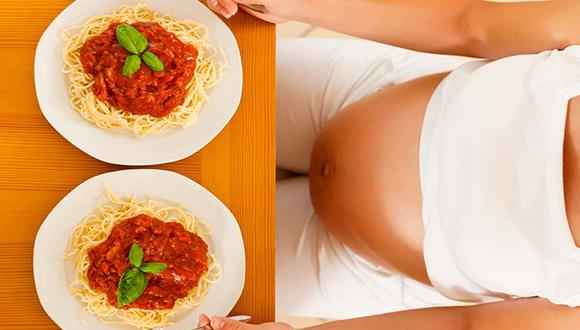 Estudio revela que las mujeres embarazadas no necesitan "comer por dos"