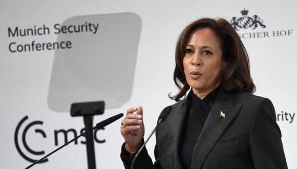 La vicepresidenta de EE. UU., Kamala Harris, se muestra en las pantallas mientras se dirige a los participantes en la Conferencia de Seguridad de Munich (MSC) en Munich, sur de Alemania, el 18 de febrero de 2023. (Foto de Thomas KIENZLE / AFP)