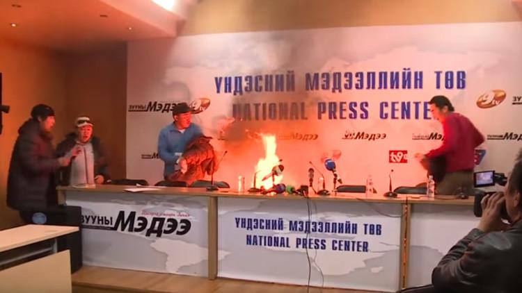 ​YouTube: Dirigente sindical de Mongolia se prende fuego en plena conferencia de prensa (VIDEO)