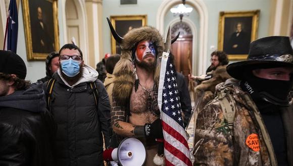 Jake Angeli junto a otros seguidores de Donald Trump durante el asalto al Capitolio. (EFE/ Jim Lo Scalzo).