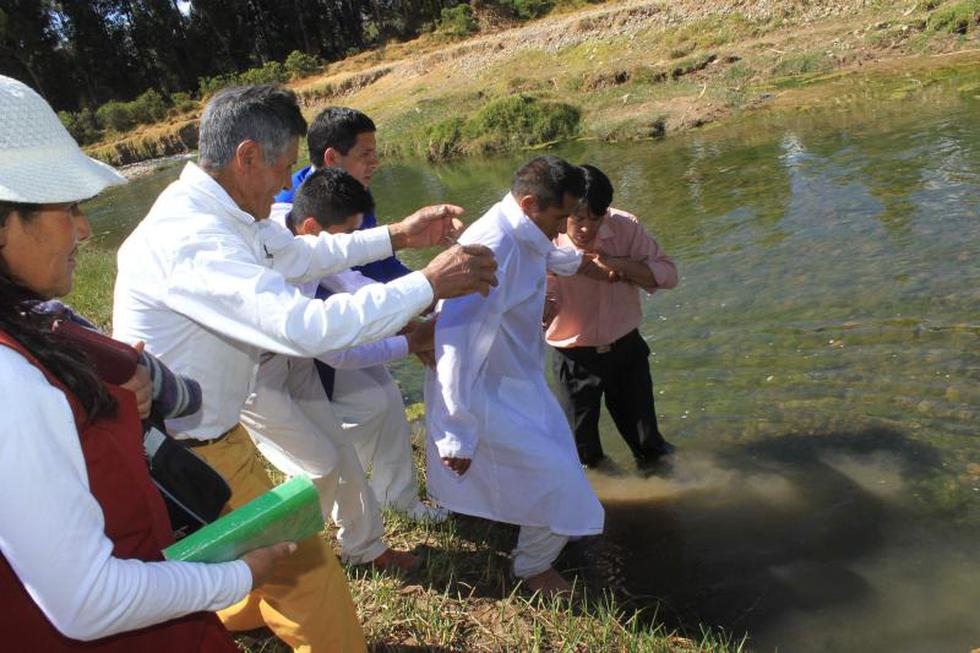 En riachuelo orates reciben bautizo cristiano (FOTOS)
