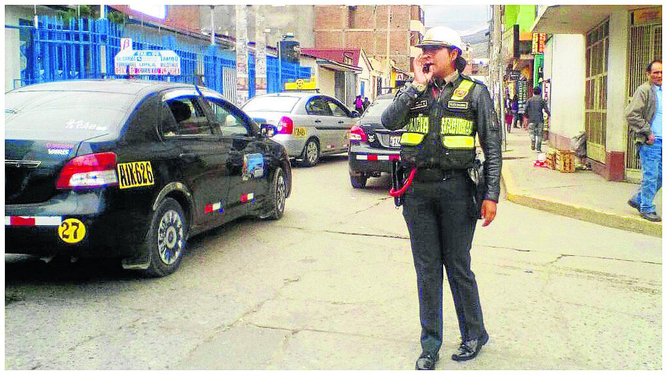 Director de la PNP felicita a agente por castigar y enseñar a choferes y ella lo celebra así