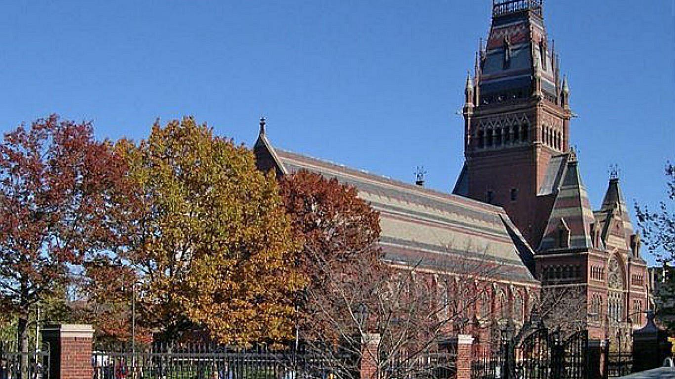 EE.UU.: Expulsan a estudiantes de Harvard por enviar memes racistas