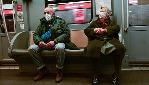 Los viajeros con máscaras protectoras se sientan en una de las líneas de metro de Milán el 4 de enero de 2022. (Foto:  Miguel MEDINA / AFP)