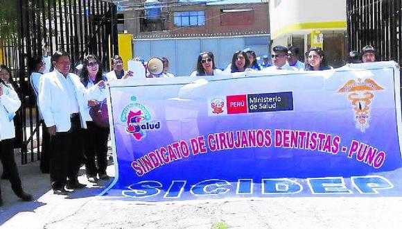 Dentistas de Puno protestan al frente de la Dirección Regional de Salud 