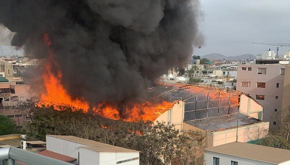 Incendio de grandes proporciones en un predios, en el distrito de Barranco. (Foto: Twitter)