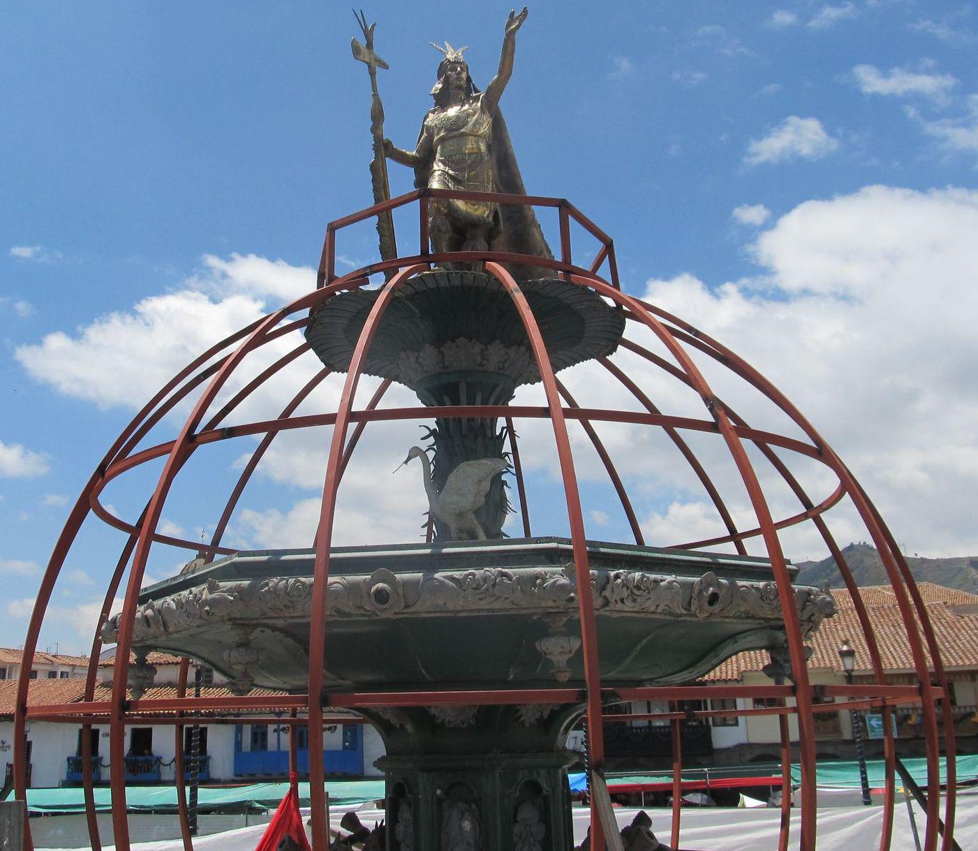 Navidad: En pileta de la plaza de Armas de Cusco instalan gigantesco armazón de metal