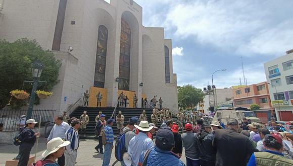 Cerca de 50 personas congregadas por la Federación Departamental de Trabajadores de Arequipa se encuentran en la plaza España. (Foto: GEC)