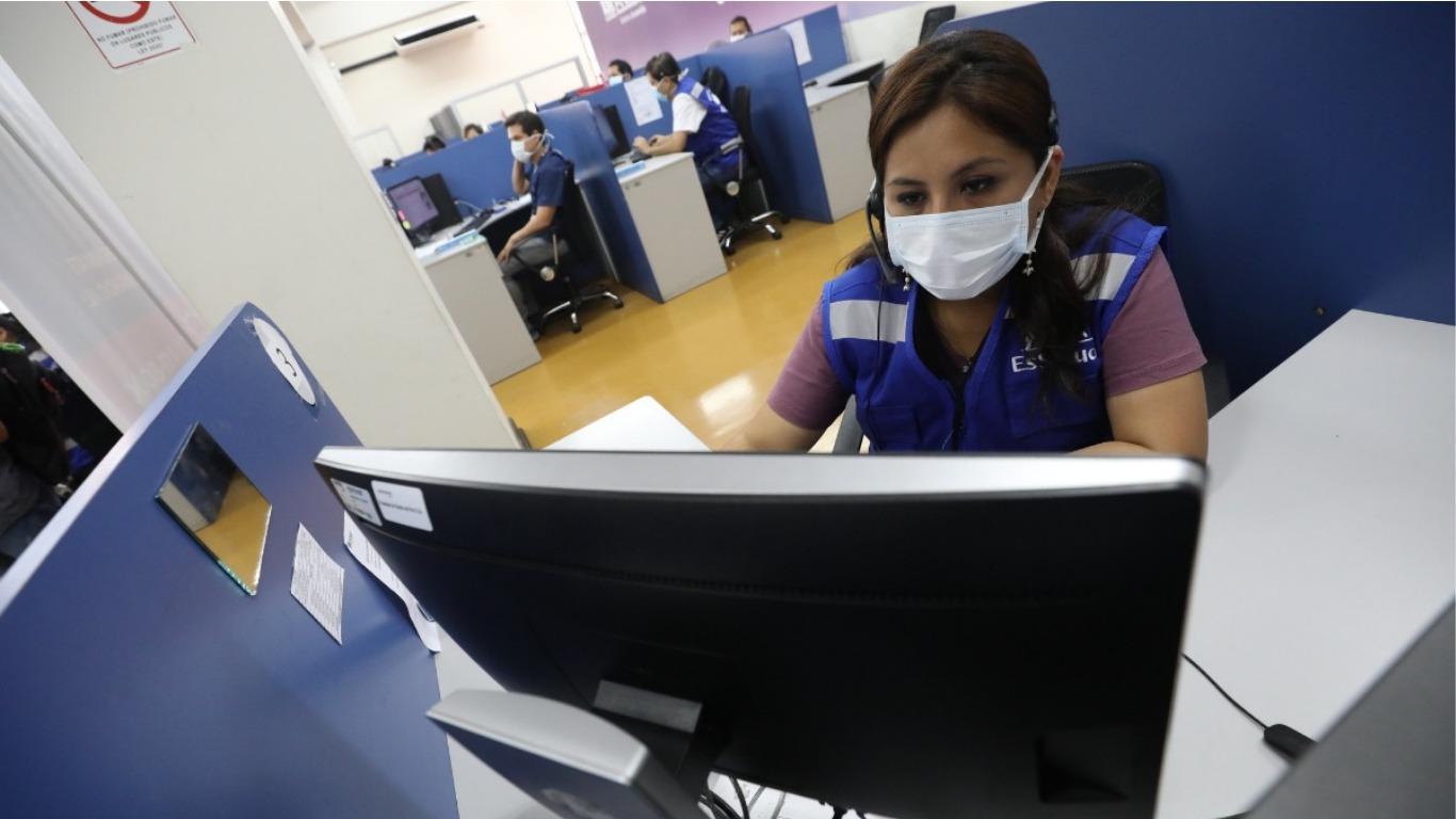Más de 30 trabajadores capacitados estarán atentos a las llamadas para resolver las dudas de los asegurados. Foto: Difusión.