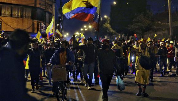 Indígenas ecuatorianos marchan en la avenida Maldonado, en el sur de Quito, el 20 de junio de 2022, luego de ingresar a la ciudad para dirigirse al parque El Arbolito, en el marco de las protestas protagonizadas por indígenas contra el gobierno del presidente Guillermo Lasso iniciadas hace una semana . (Foto por Cristina Vega RHOR / AFP)